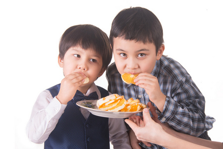 男孩吃橘子