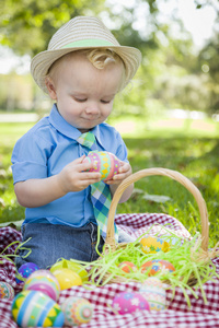 可爱的小男孩，享受他的复活节彩蛋，外面在公园