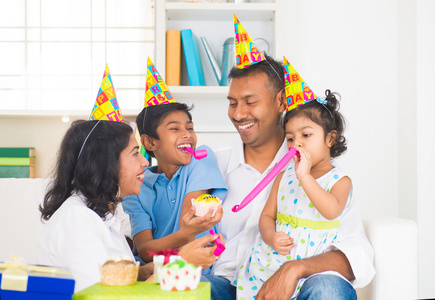 印度家庭举办生日庆祝会