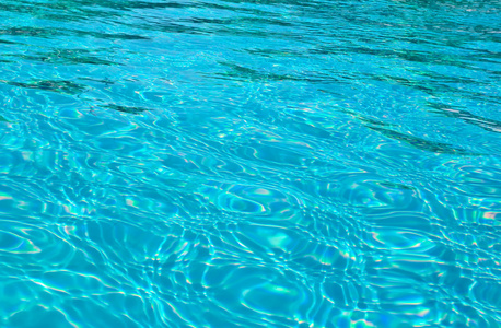 水在血泊中游乐园。蓝色游泳泳池里的水