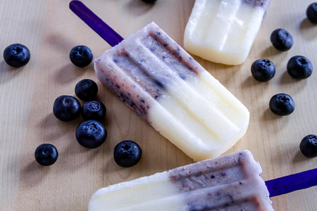 自制的香草 蓝莓和椰子牛奶冰棒