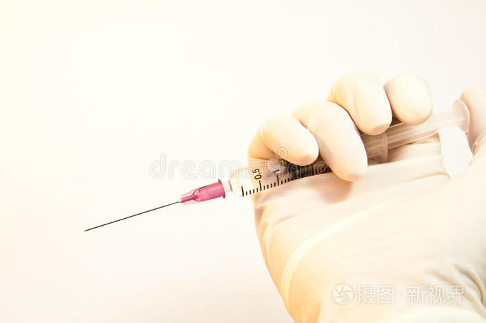 医用注射器手和白色背景