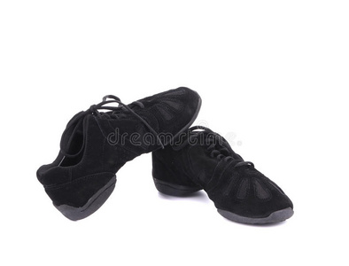 一双黑色的舞鞋。