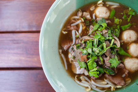 一碗香喷喷的泰国猪肉面汤