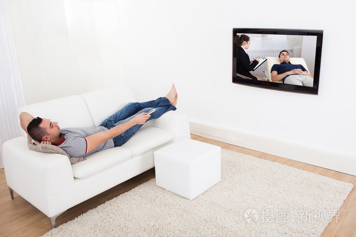 在沙发看电视上的男人
