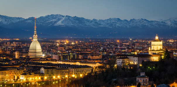 都灵 都灵 与瓦伦蒂诺和阿尔卑斯山的夜晚全景