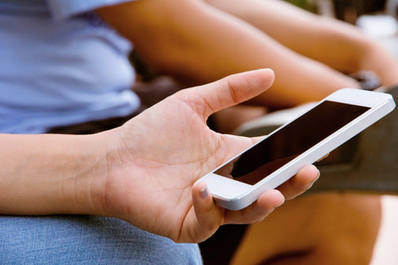 使用智能手机的女人插画