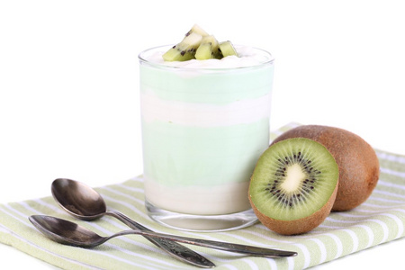 玻璃上餐巾，孤立的白色衬底上的水果口感美味的酸奶
