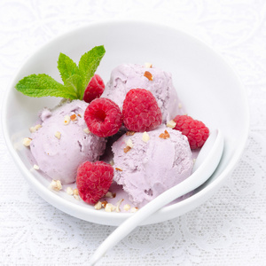 野莓冰淇淋与新鲜树莓，顶视图