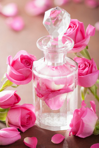 香水瓶和粉红色的月季花。spa 芳香疗法