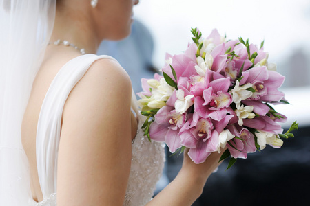 新娘举行美丽婚礼鲜花花束