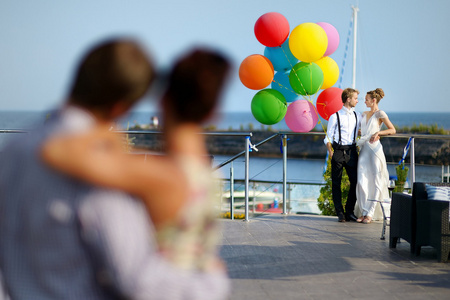 新娘和新郎着五颜六色的气球