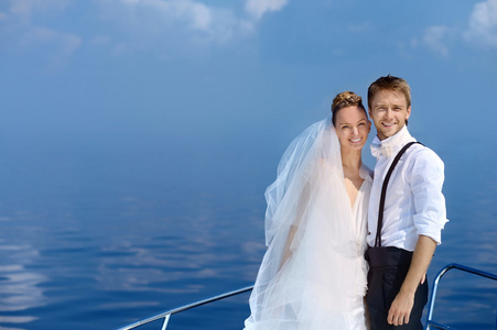 幸福的新娘和新郎在游艇上