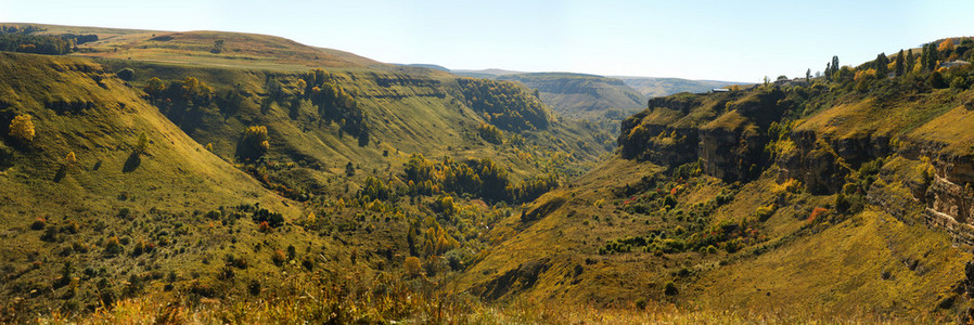 在北高加索的峡谷的全景图片