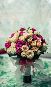 美丽的粉红色和白色的玫瑰花，新娘花束