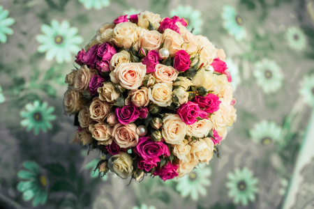 美丽的粉红色和白色的玫瑰花，新娘花束