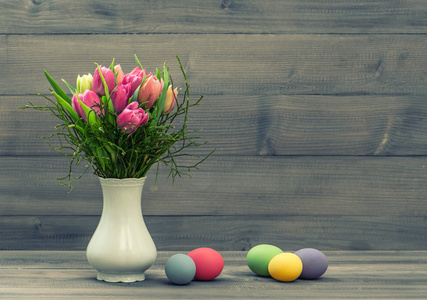 郁金香花具复活节彩蛋。老式的装饰