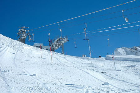 在 hintertux 冰川上滑雪缆车