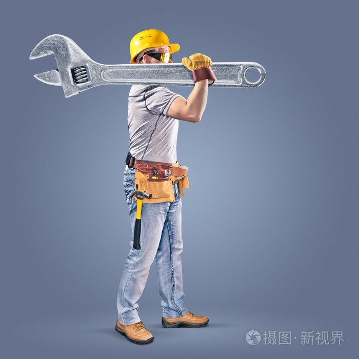 建筑工人用工具皮带和一把扳手