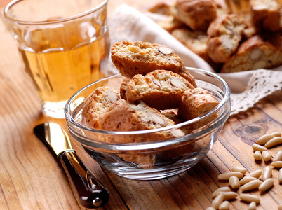 cantucci 饼干在玻璃碗里