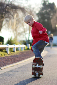 十几岁男孩学会在滑板上保持平衡
