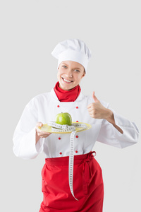厨师手里拿着一个绿色的苹果