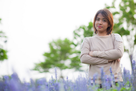 肖像亚洲女人站