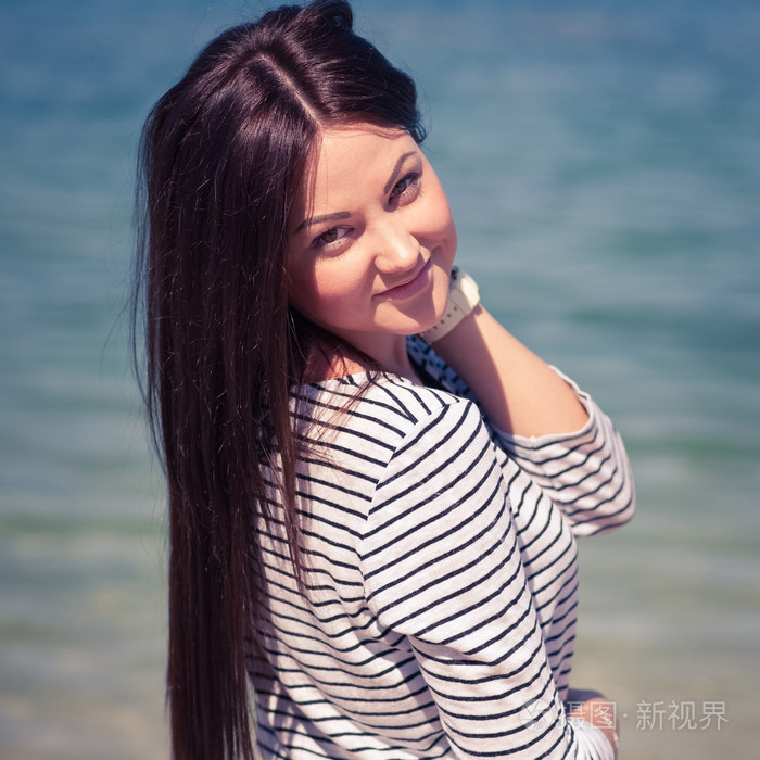 在沙滩上的黑发美女