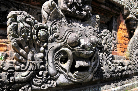 雕刻描绘的恶魔，神和巴厘岛神话中的神祗随处可见猴森林保护区的普拉达朗阿贡 padangtegal 寺在巴厘岛，巴厘岛