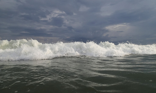 美丽的海浪。阳光。越南