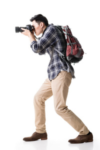 亚洲年轻男性背包客拍一张照片
