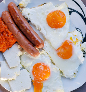 美味早餐煎的鸡蛋煎鸡蛋和炸香肠