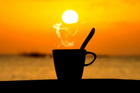 每天早上喝咖啡在湖上的剪影