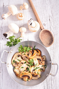 烤的蘑菇和欧芹