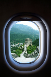 旅行中国，视图窗口飞机与中国的长城