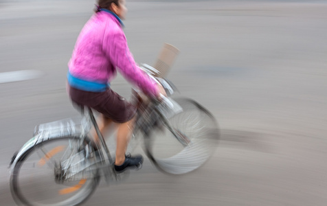 交通在城市道路上的自行车手图片