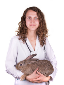 抱着一只兔子的女兽医