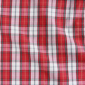 红色亚麻皱的桌布