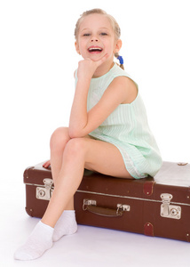 小女孩用大和非常老的手提箱图片