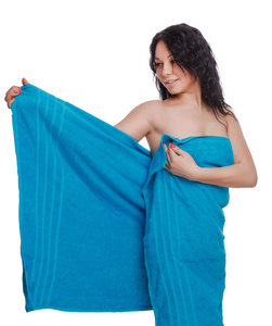 在蓝色毛巾浴洗完澡后女人卷曲的黑发女孩