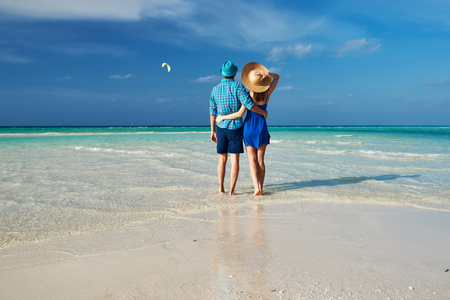 白之恋人在马尔代夫的海滩上绿