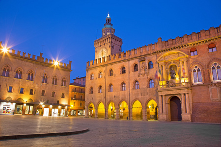 波洛尼亚宫市府及露天广场举行马焦雷广场在清晨或黄昏