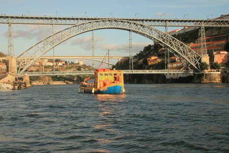 波尔图 波尔图。在葡萄牙的古镇。杜罗河上的旧船
