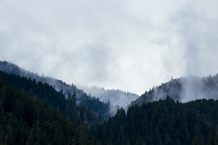 白雪皑皑的山峦和丘陵图片