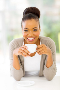 非洲裔美国女人喝咖啡