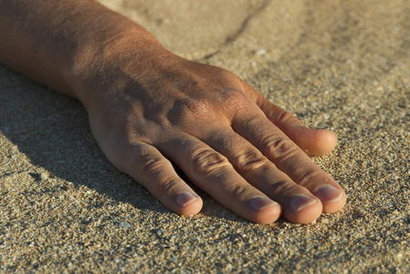 女人的手和沙子