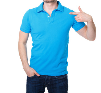 年轻人模板上的蓝色马球衬衫。