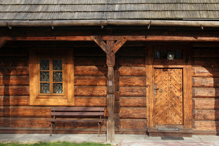 前侧的旧传统的木屋里