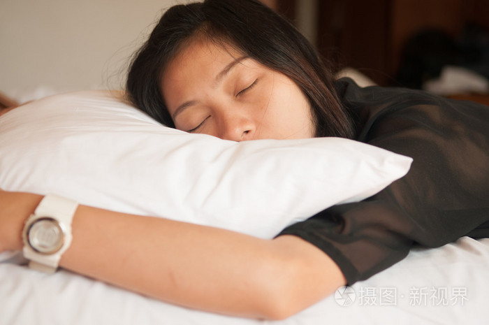女人睡在床上照片-正版商用图片1fe7tu-摄图新视界