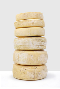 各种形式的白色背景上的奶酪